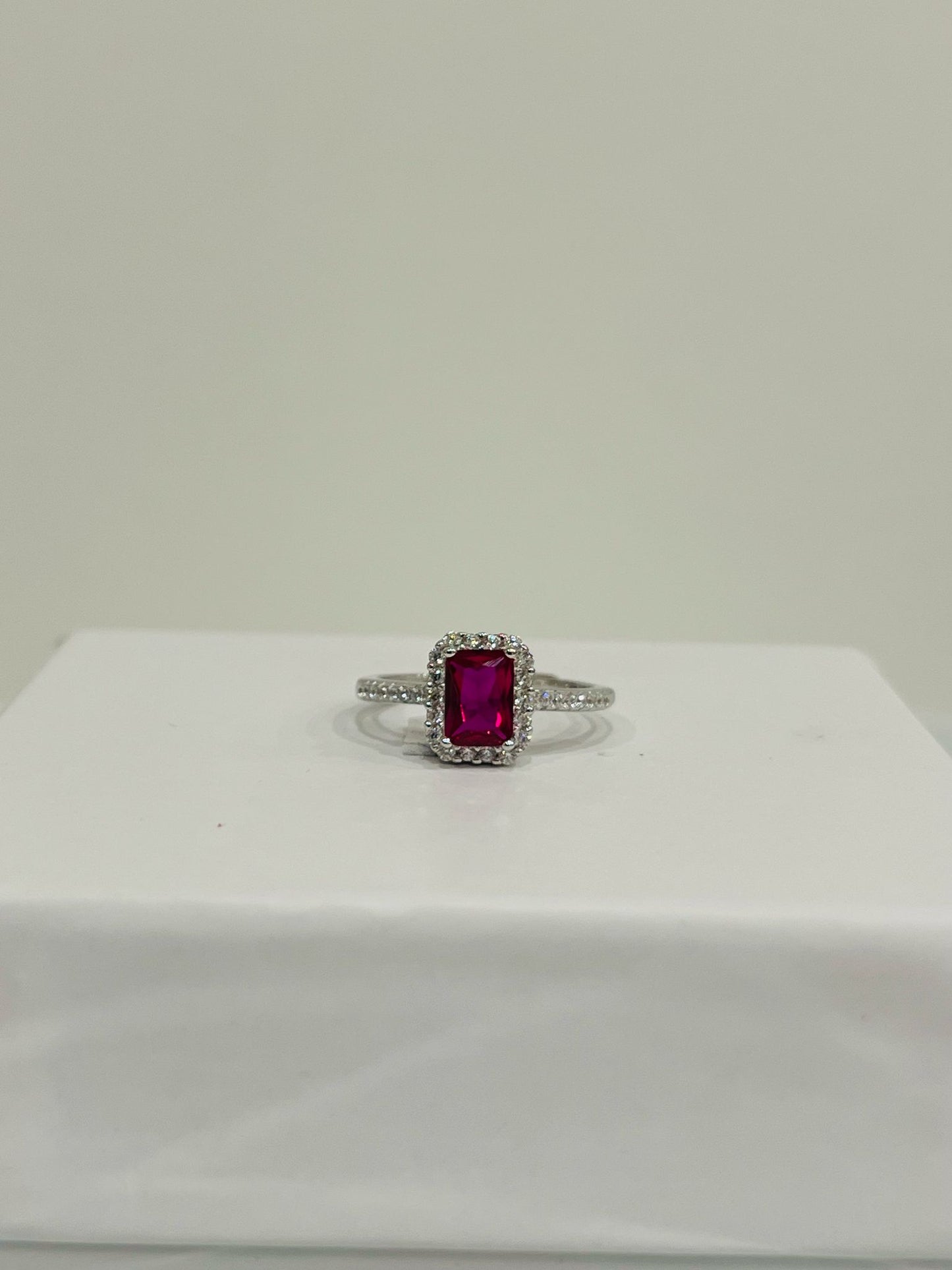 Anello solitario Carolina fucsia