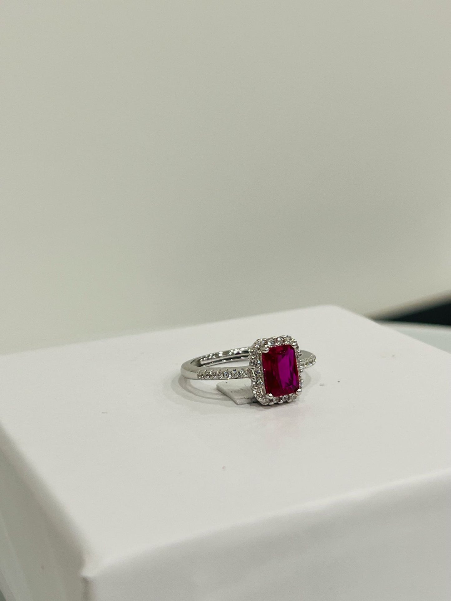 Anello solitario Carolina fucsia