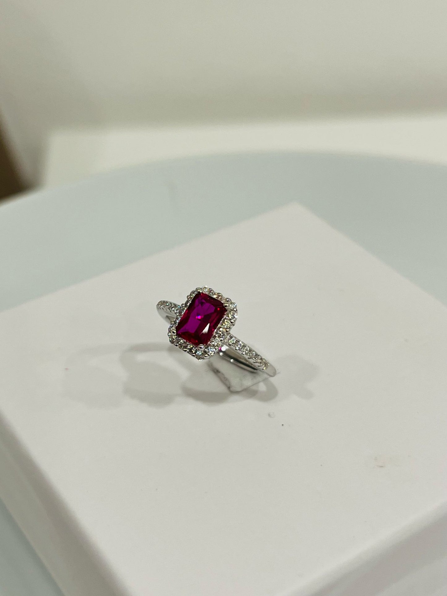 Anello solitario Carolina fucsia