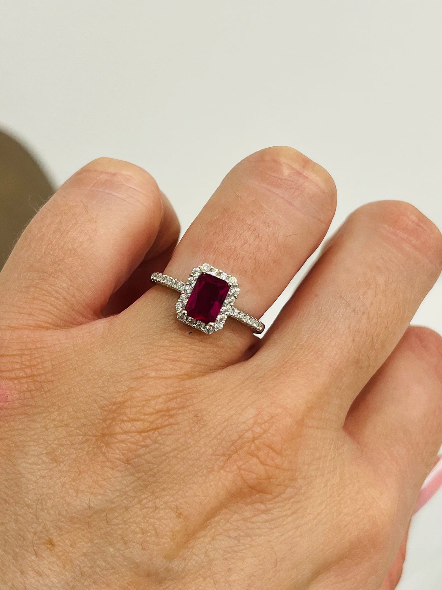 Anello solitario Carolina fucsia