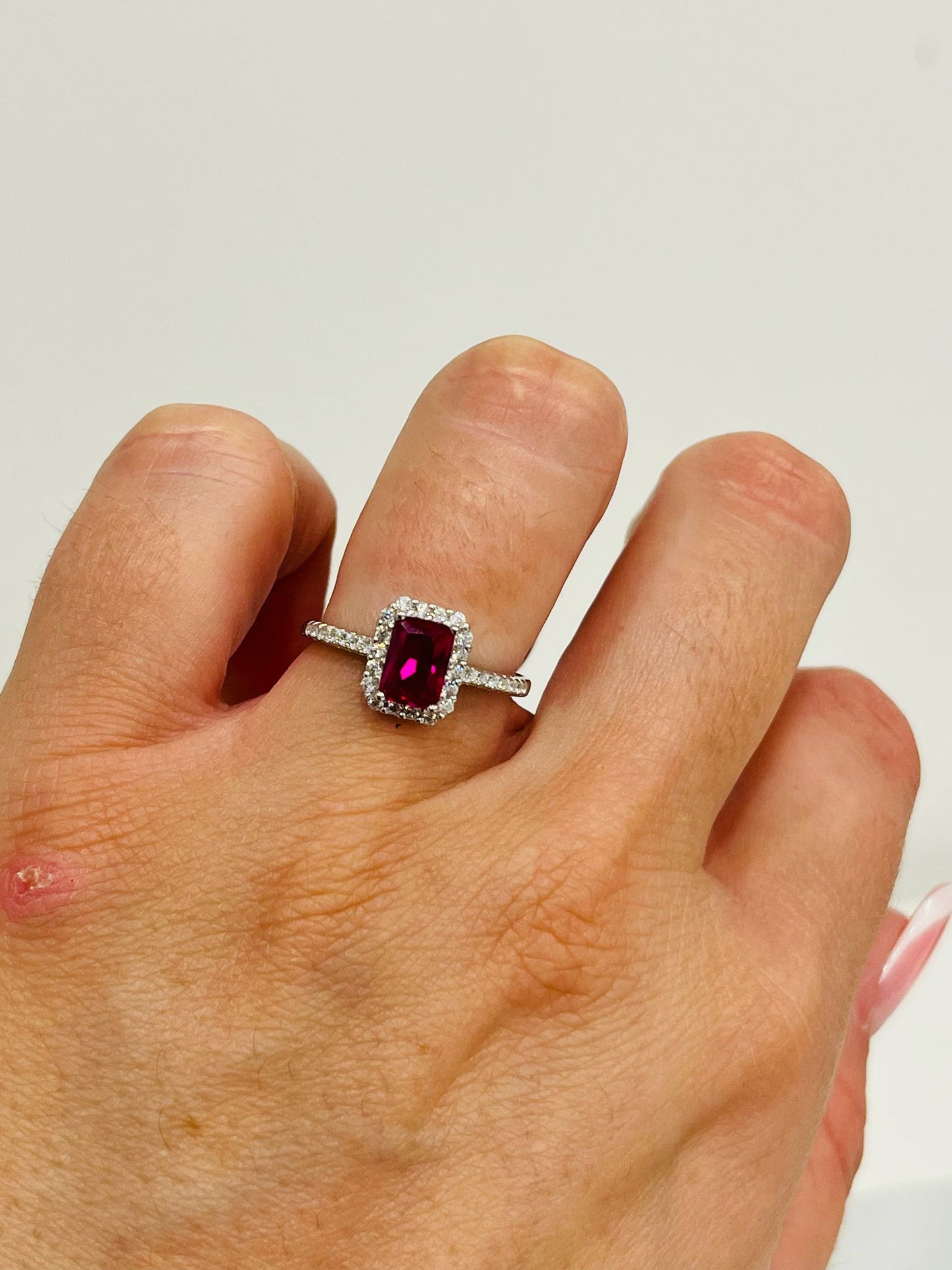 Anello solitario Carolina fucsia